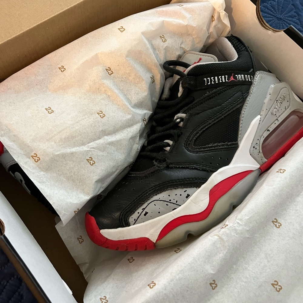 Boys size 5Y Nike Jordan Point Lane (GS) Black/ Red Univeristy- Wolf Grey.